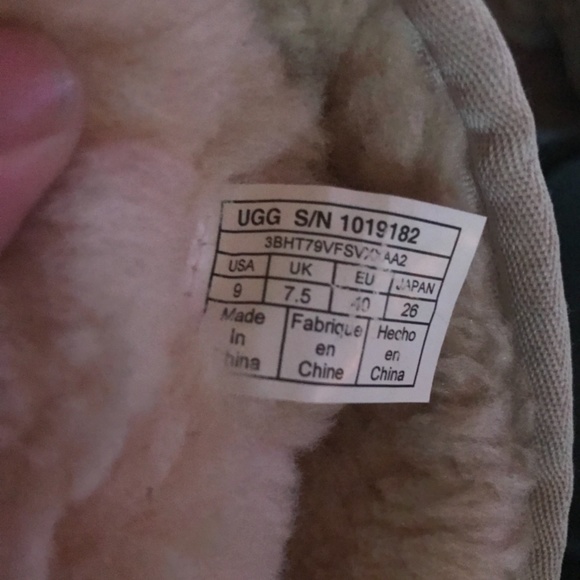 Uggs - Picture 3 of 7